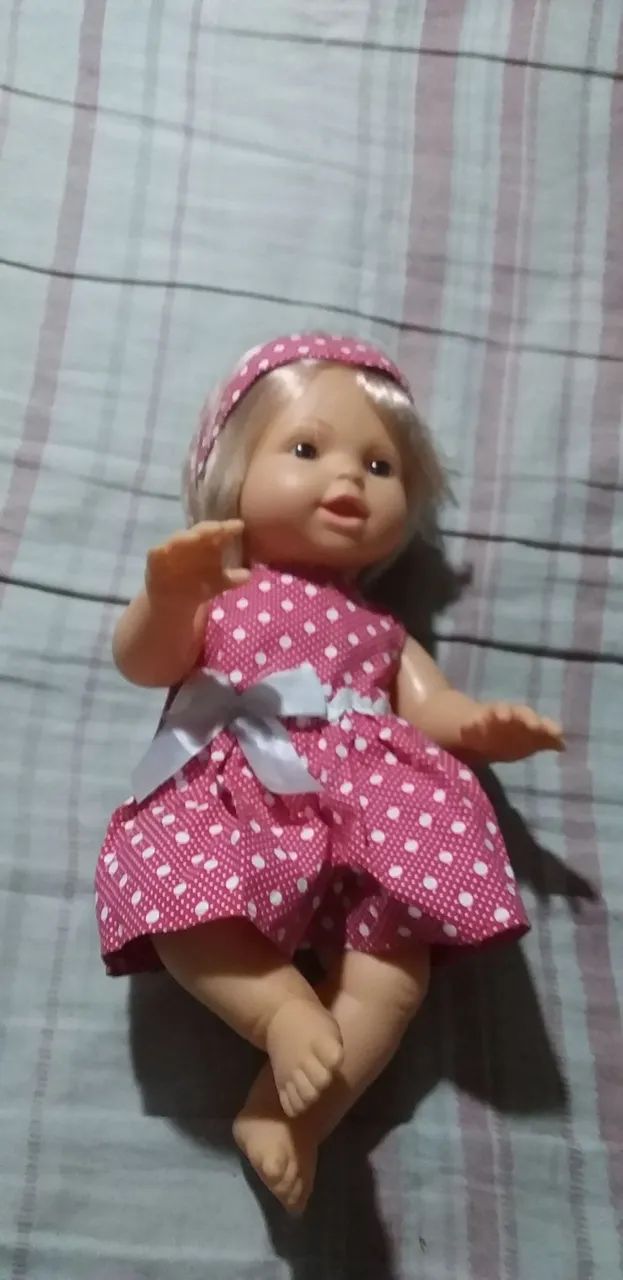 Boneca de bebê com vestido rosa de bolinhas - Foto 2