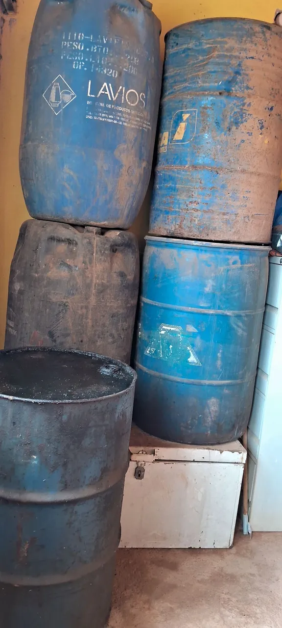 Barris de 200 litros usados. 70,00 reais cada.