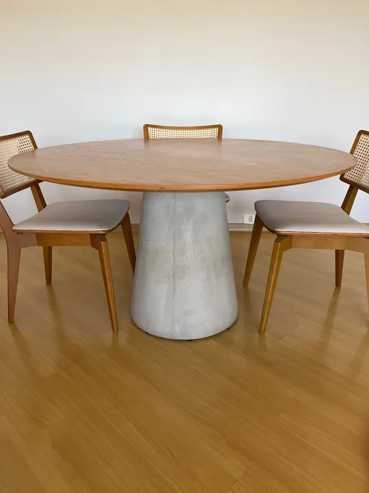 Mesa de Jantar em Madeira com Tampo de Concreto