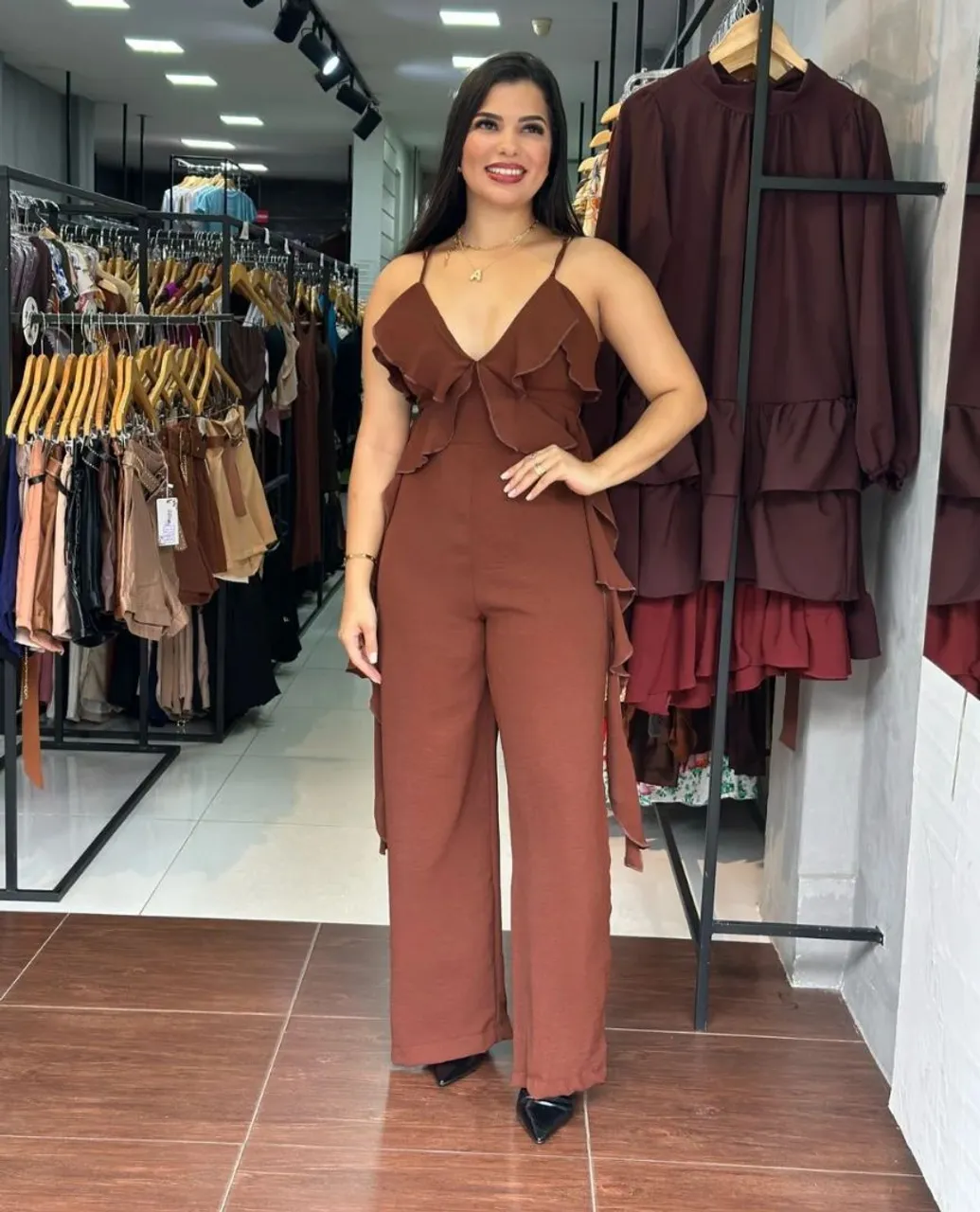 Macacão feminino elegante com detalhes de babados