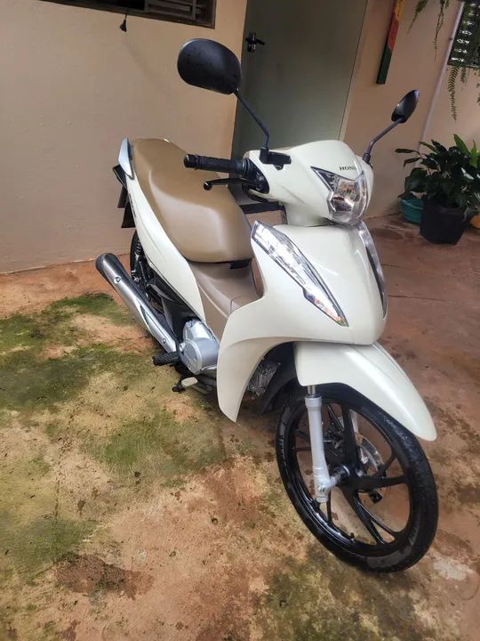 Troco por carro Honda Biz 125 , apenas 1500 km rodados - Foto 3