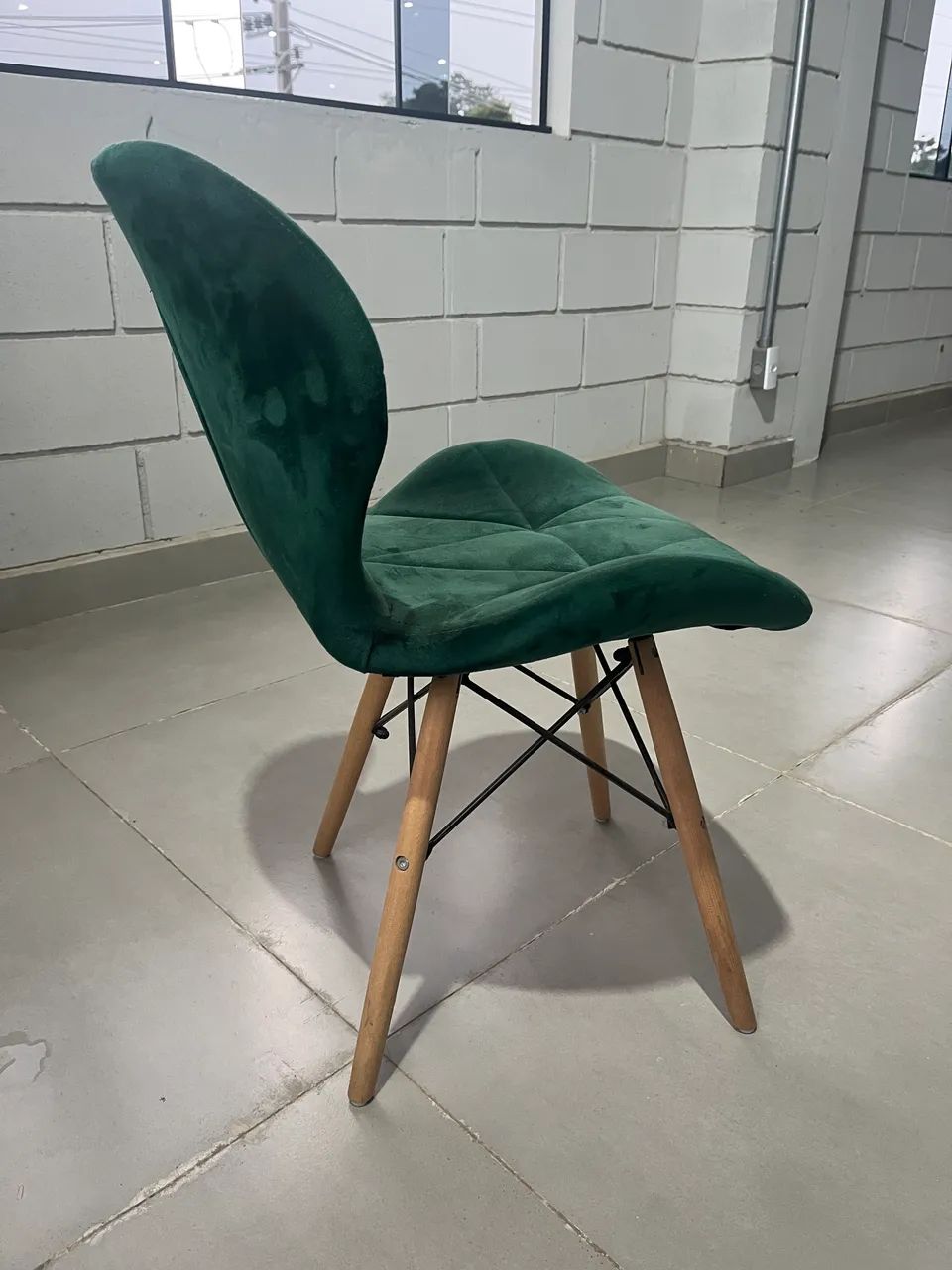 4 cadeiras sala de jantar veludo verde pé madeira  - Foto 3