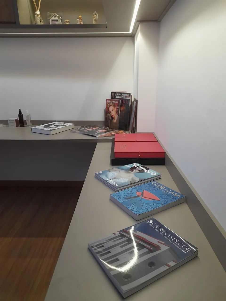 MESA E ARMÁRIO DE ESCRITÓRIO COM LUZ DE LED  - Foto 3