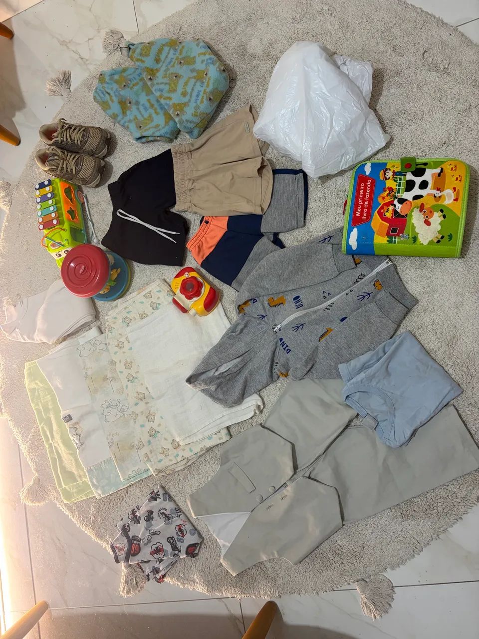 Lote de roupas e brinquedos  - Foto 2