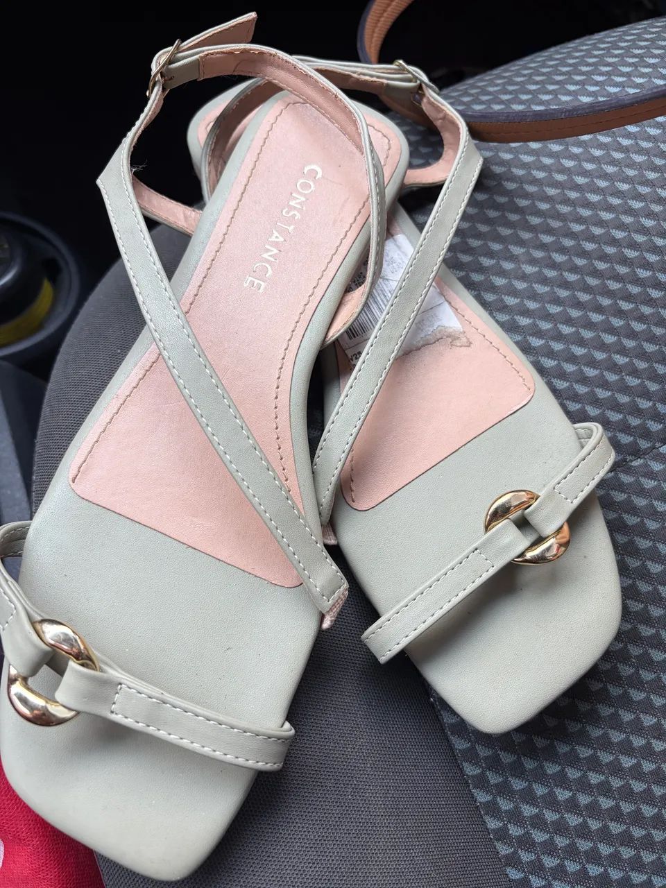 Vendo sandália TAM 36, marca Constance 