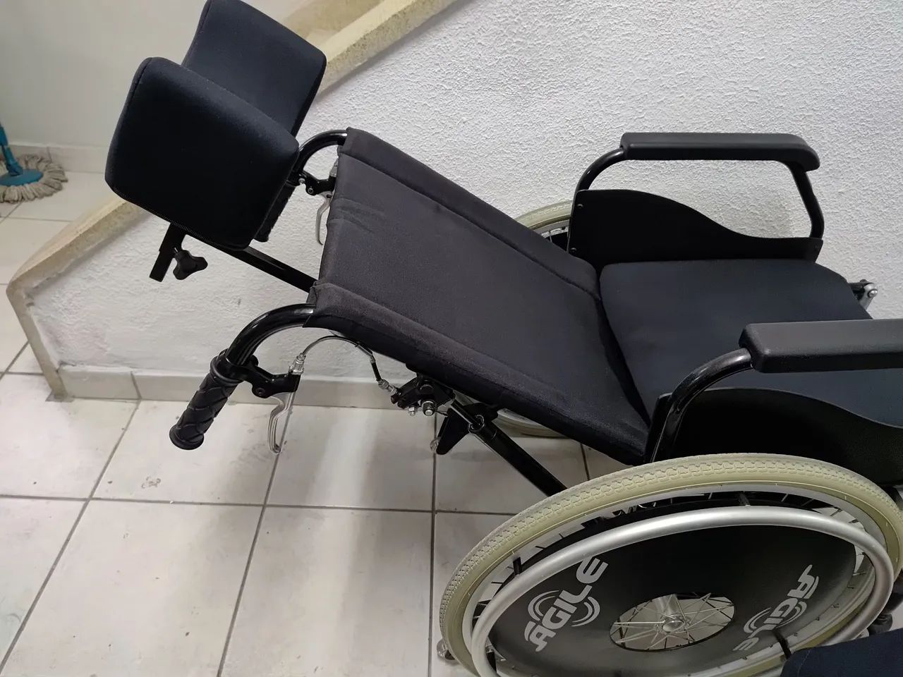 Cadeira de rodas com apoio de cabeça e inclina/deita