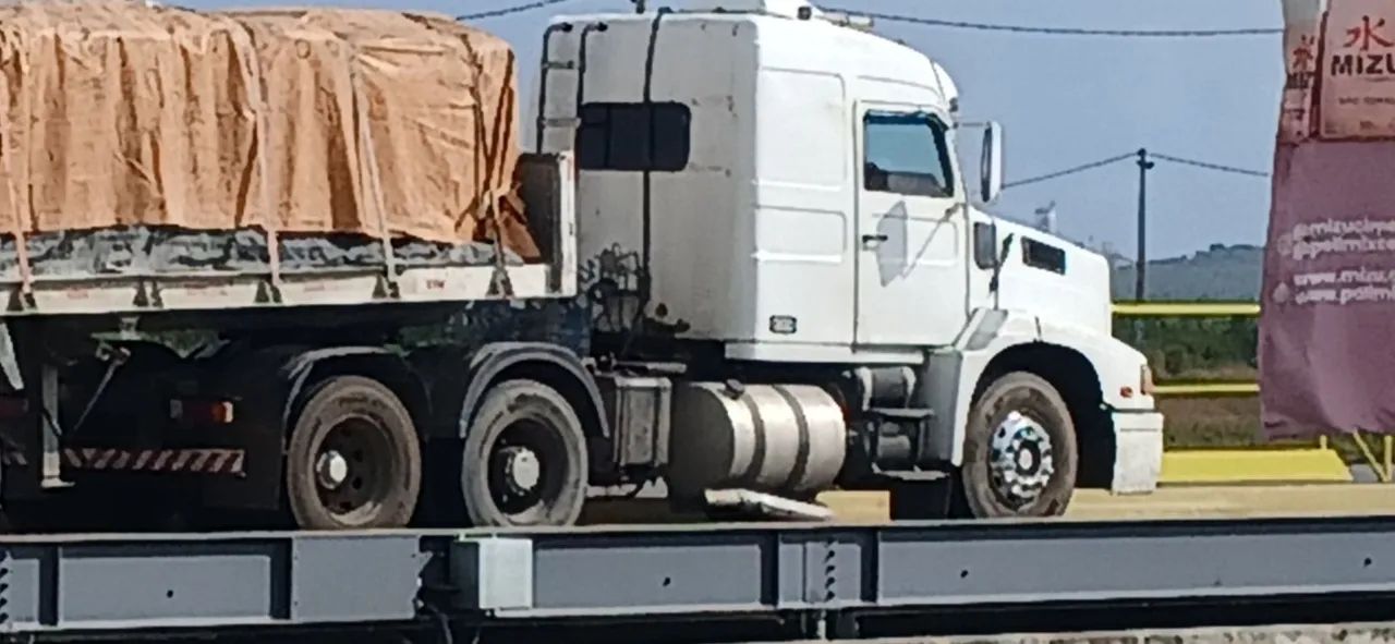 Volvo EDC NL12 360 e Caçamba 3 Eixos com Cilindro Novo - Foto 3