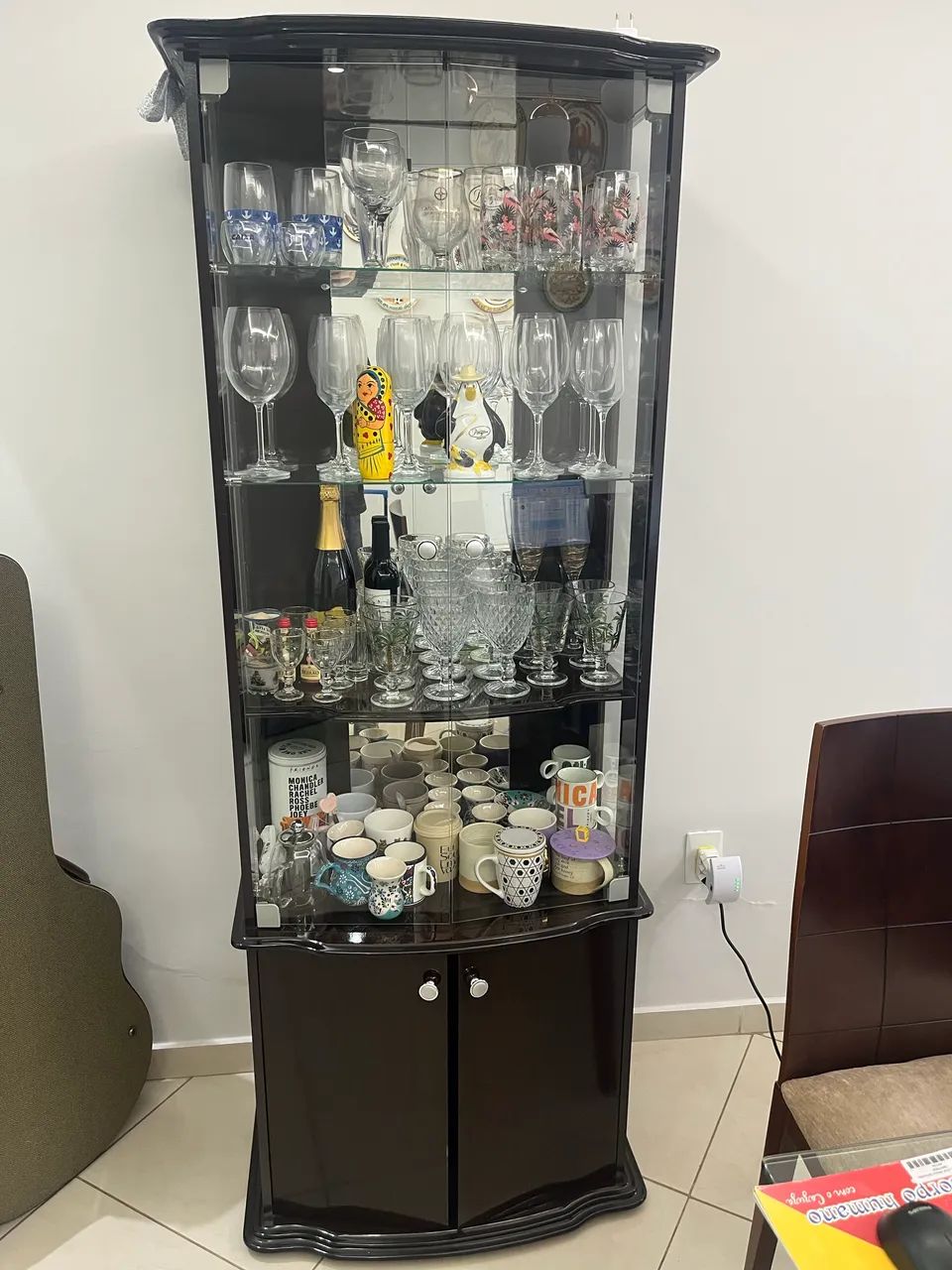 Vendo mesa com cadeiras, cômoda e cristaleira  - Foto 4