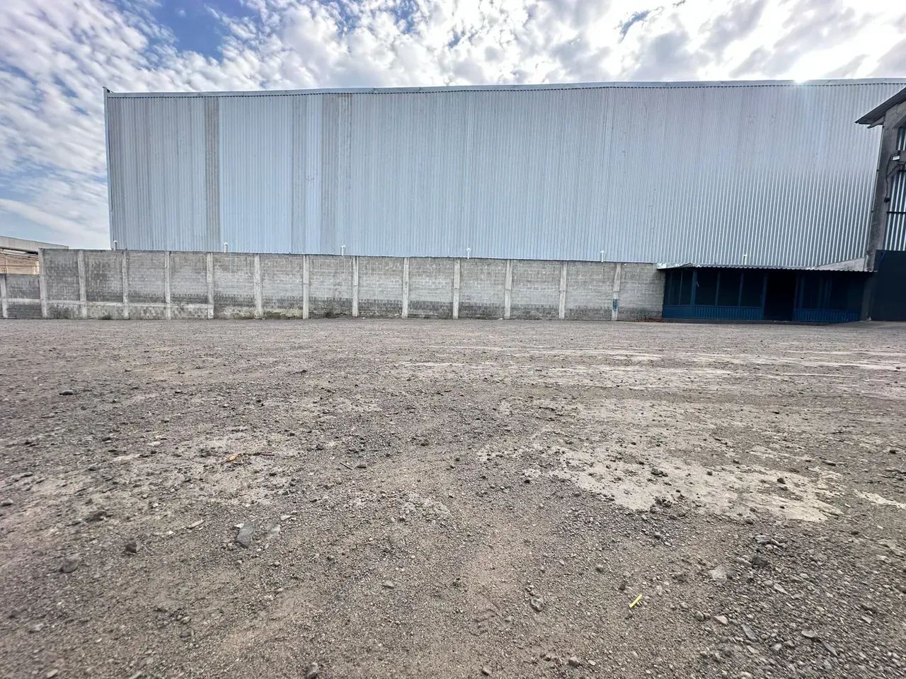 Galpão de 650m² com 150m² de escritórios e pátio de manobra - Foto 3