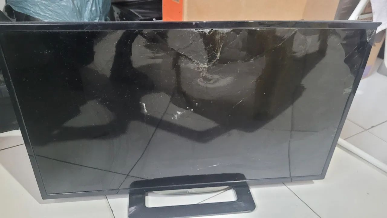 Vendo TV Quebrada  de 32 polegadas aoc+ TV 43 aoc roku tv - Foto 2