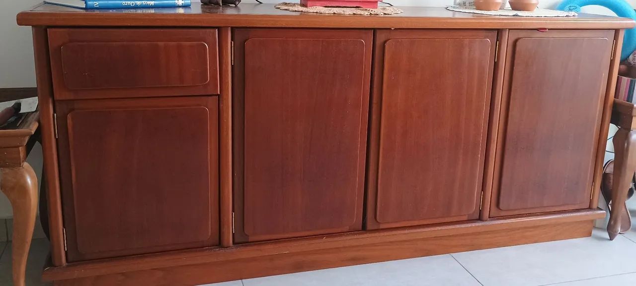 Mesa c/ cadeiras e buffet madeira 