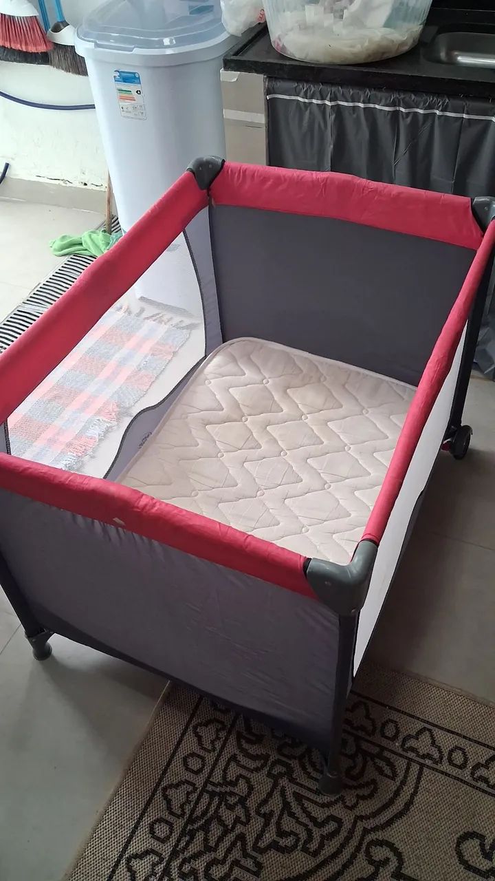 Berço portátil com colchão