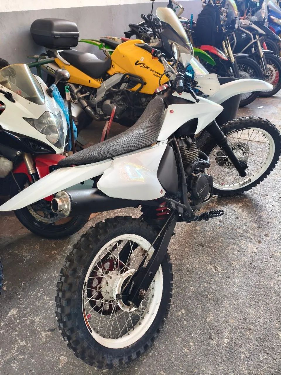 Vendo ou troco NX 200 C/ roupa de CRF  - Foto 3