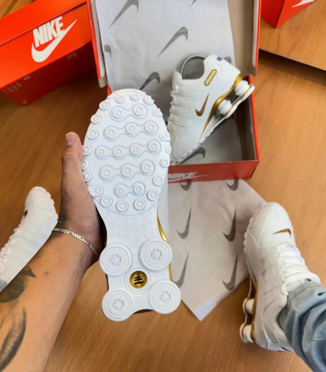 Tênis Nike Shox 4 Molas Branco C/Dourado Premium Masculino - Foto 4