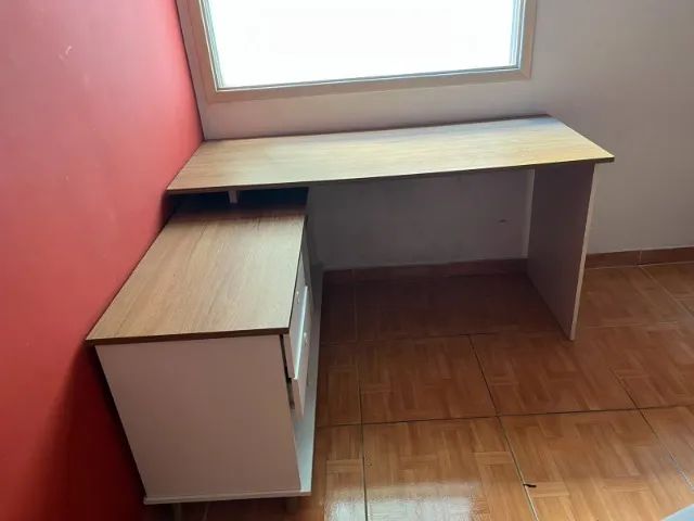 Escrivaninha em L com gavetas e nichos - Foto 2