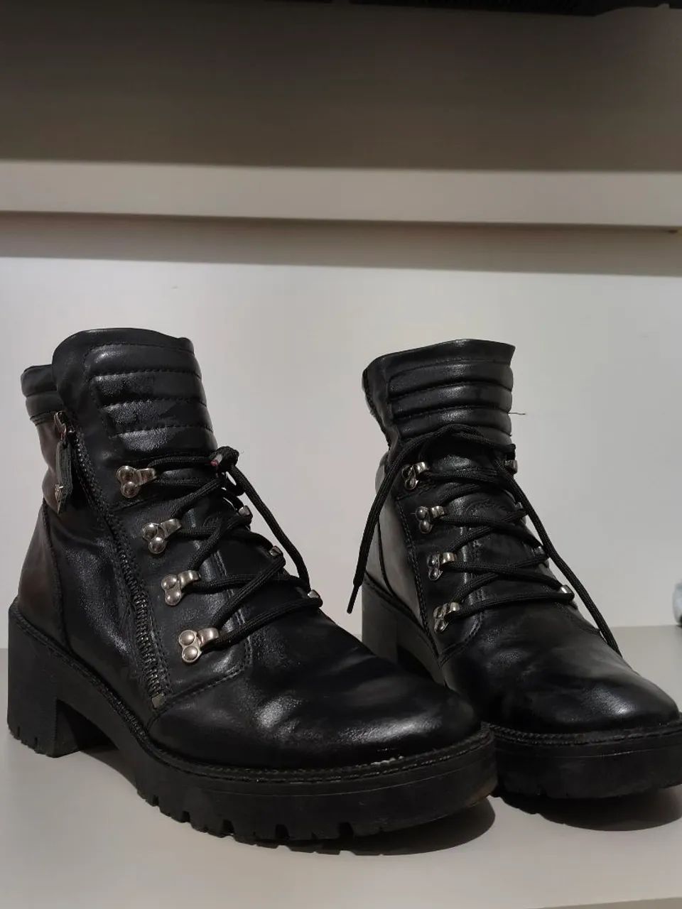 Bota estilo coturno 