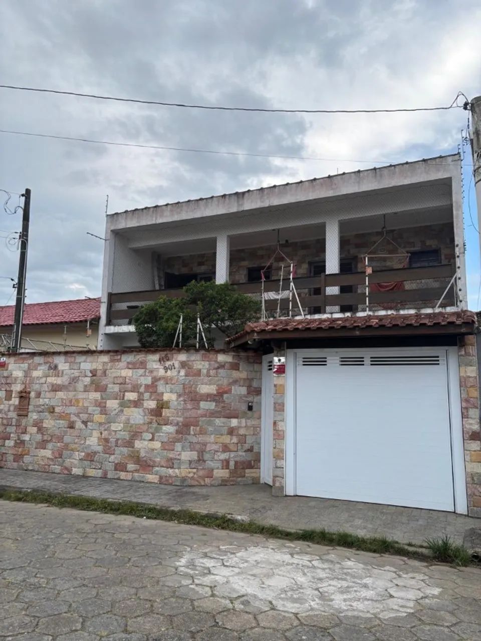 Sobrado estilo rústico | 227m² | 4 quartos | varanda ampla.