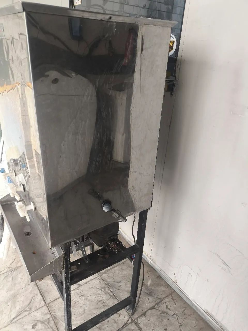 Vendo bebedouro industrial de 100 litros  - Foto 2