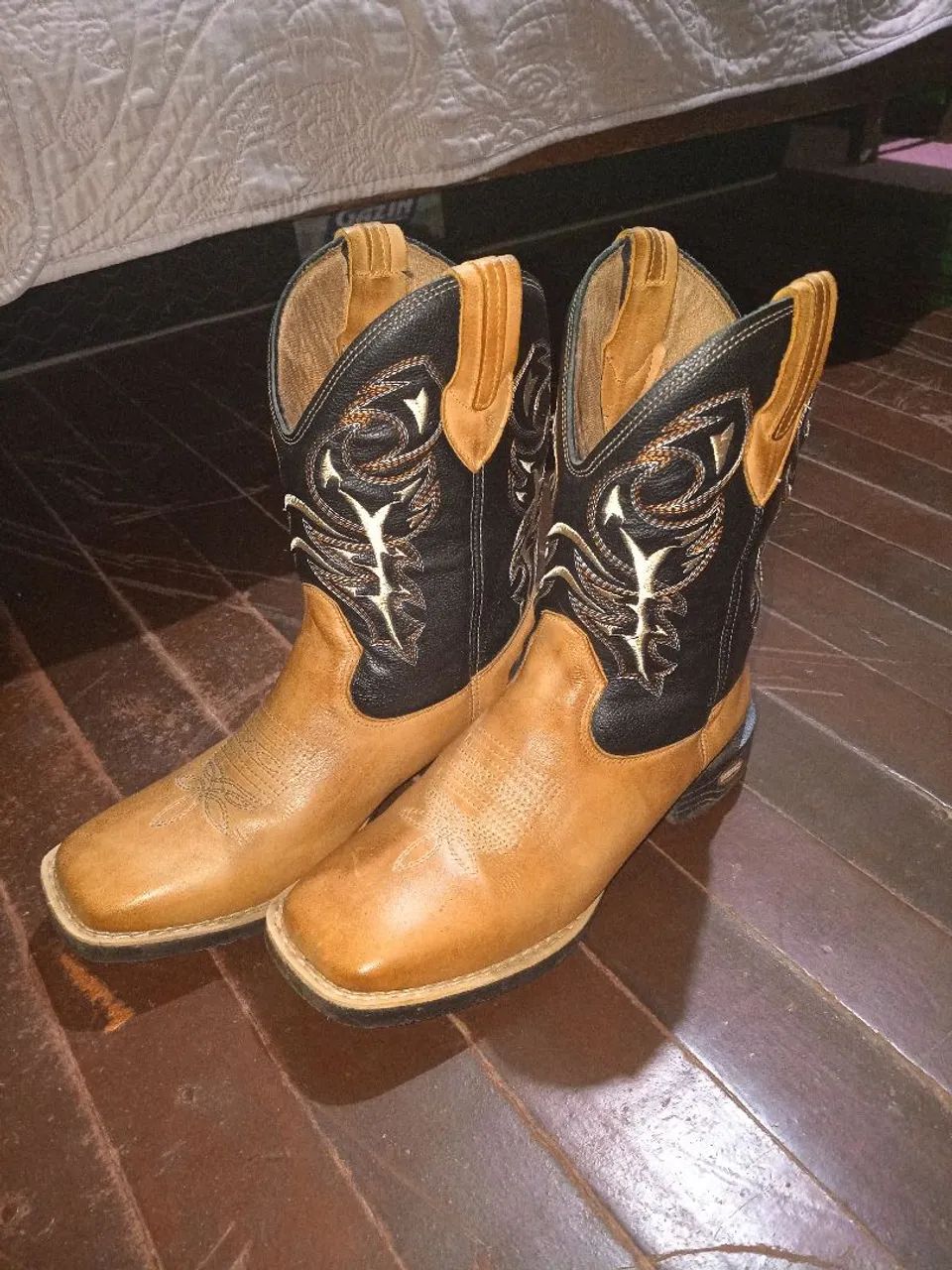 Vende-se bota cano longo !