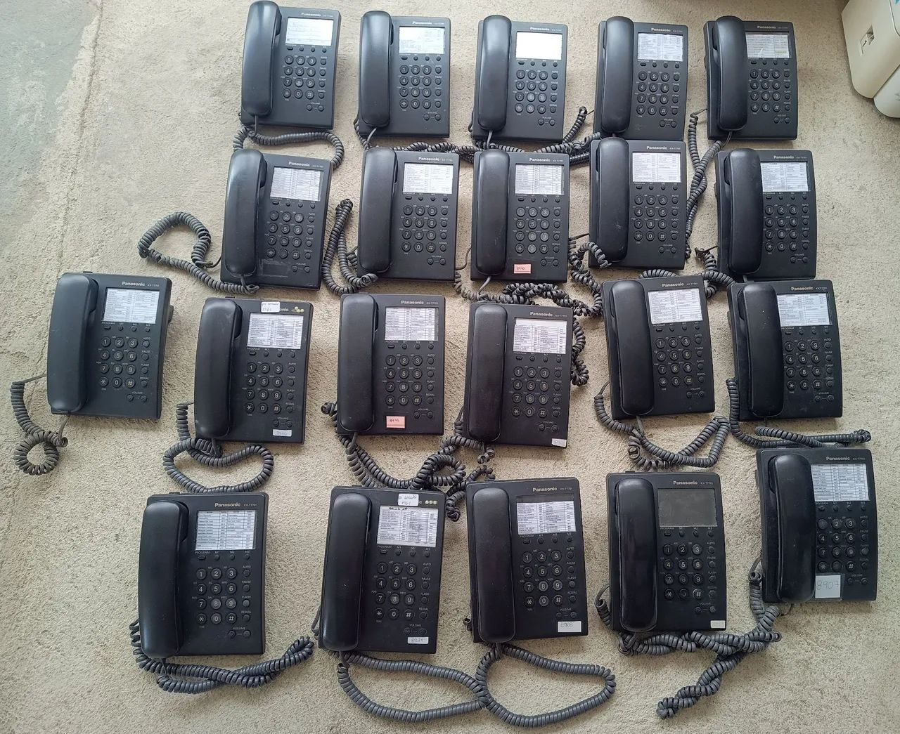 Vendo lote com 21 Aparelhos de Telefones Panasonic KX-T7701 Preto. No estado.