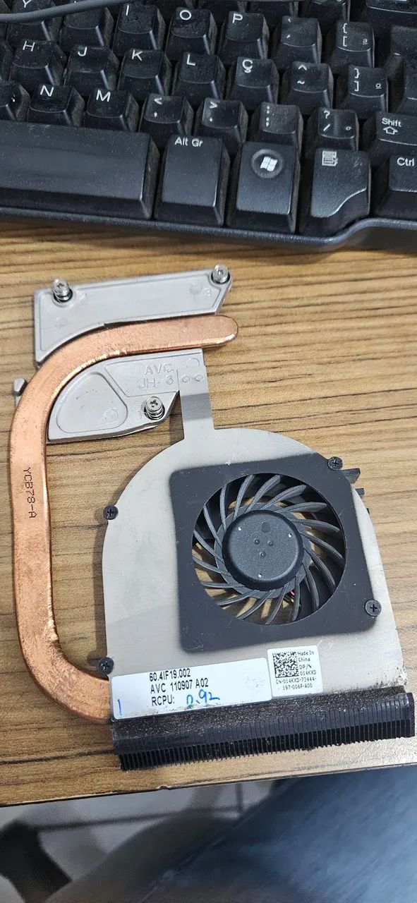 Conjunto de cooler e dissipador de calor compatível com o notebook Dell Vostro 3550. 