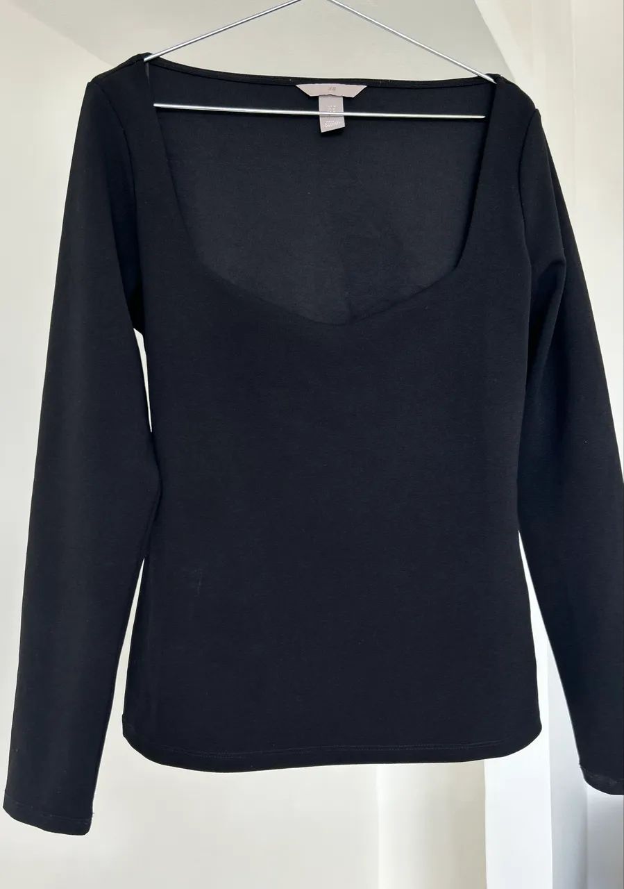 Blusa preta decote coração  - Foto 2