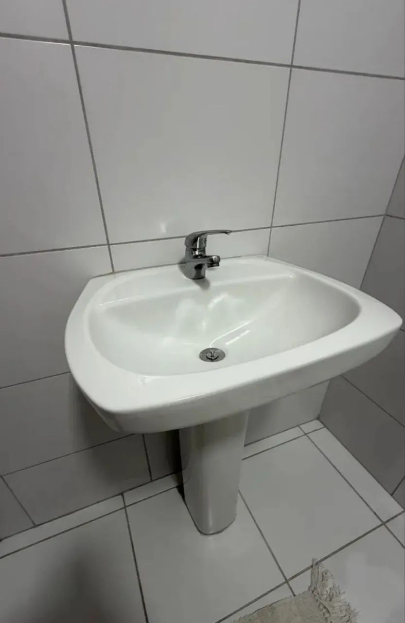 Pia com pedestal e torneira 