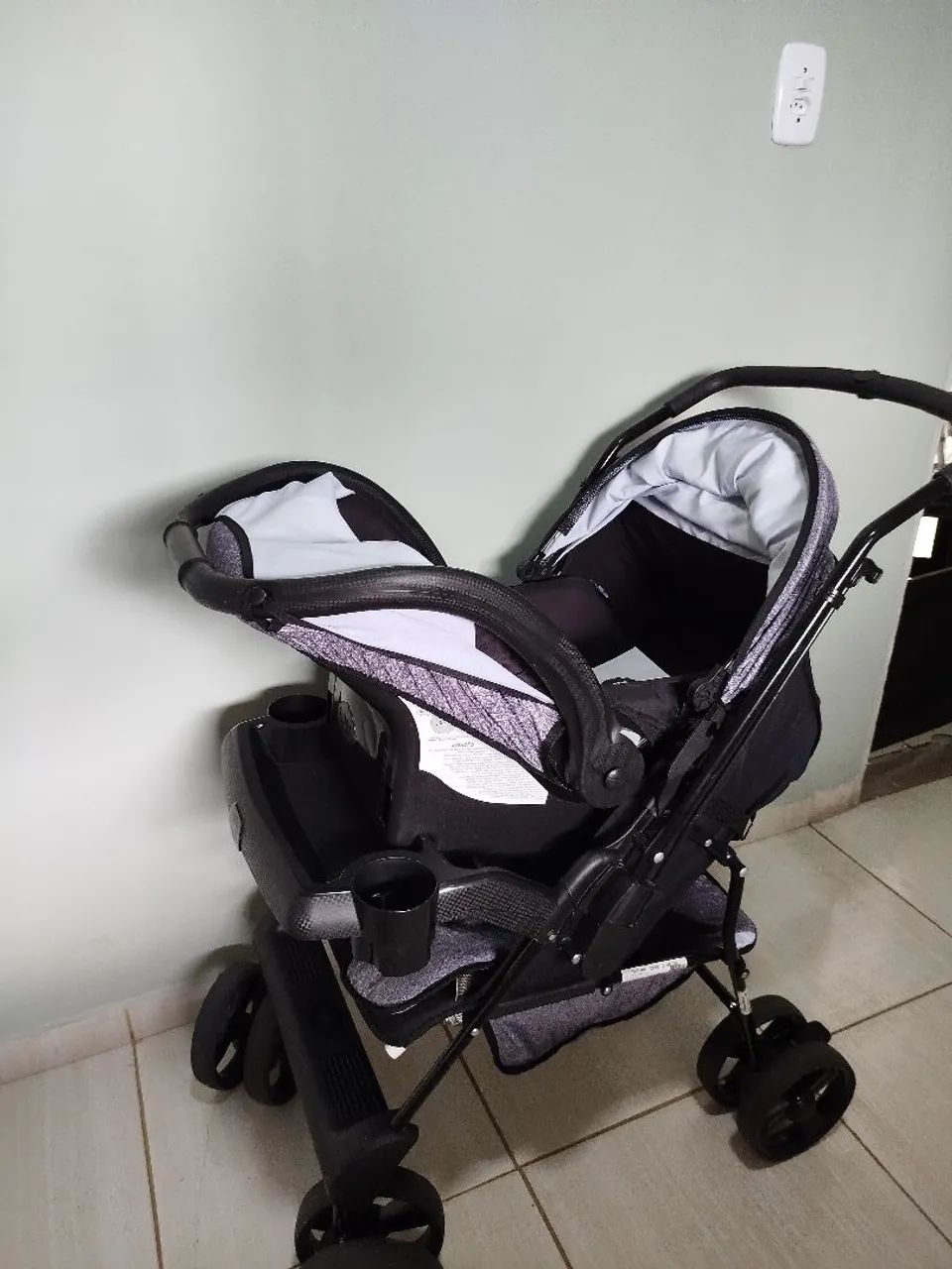 Vendo carrinho de bebê com bebê conforto 