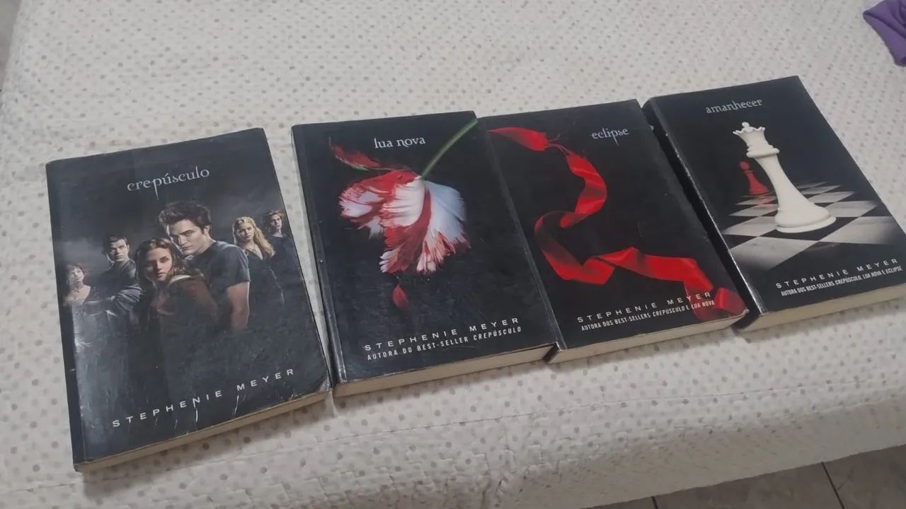 Coleção crepúsculo com 4 livros e fotocards. - Livros e revistas