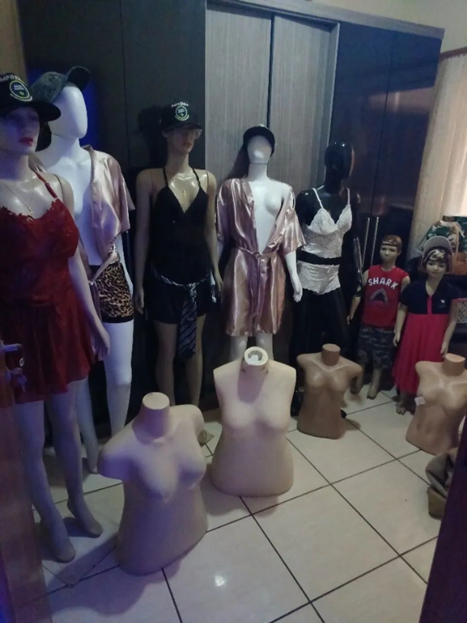 Vendo 8 manequins em perfeito estado  Preco 500 reais todos 