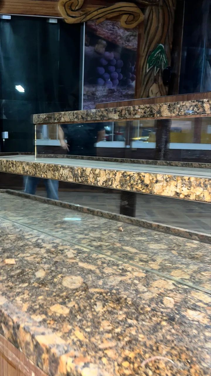 Expositor Comercial em Madeira, Granito com espelho - 2,80m