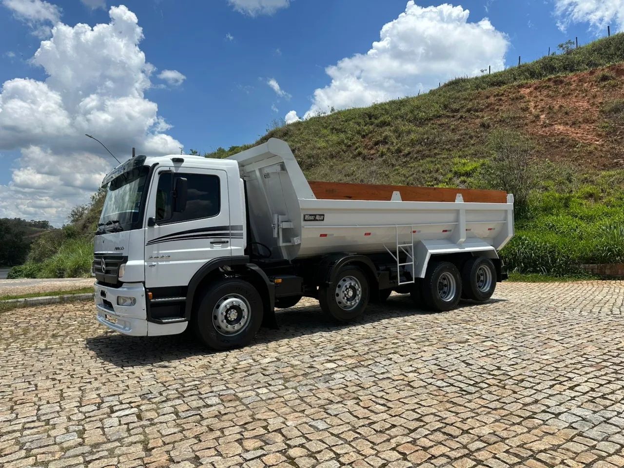 2425 Atego Bitruck impecável 