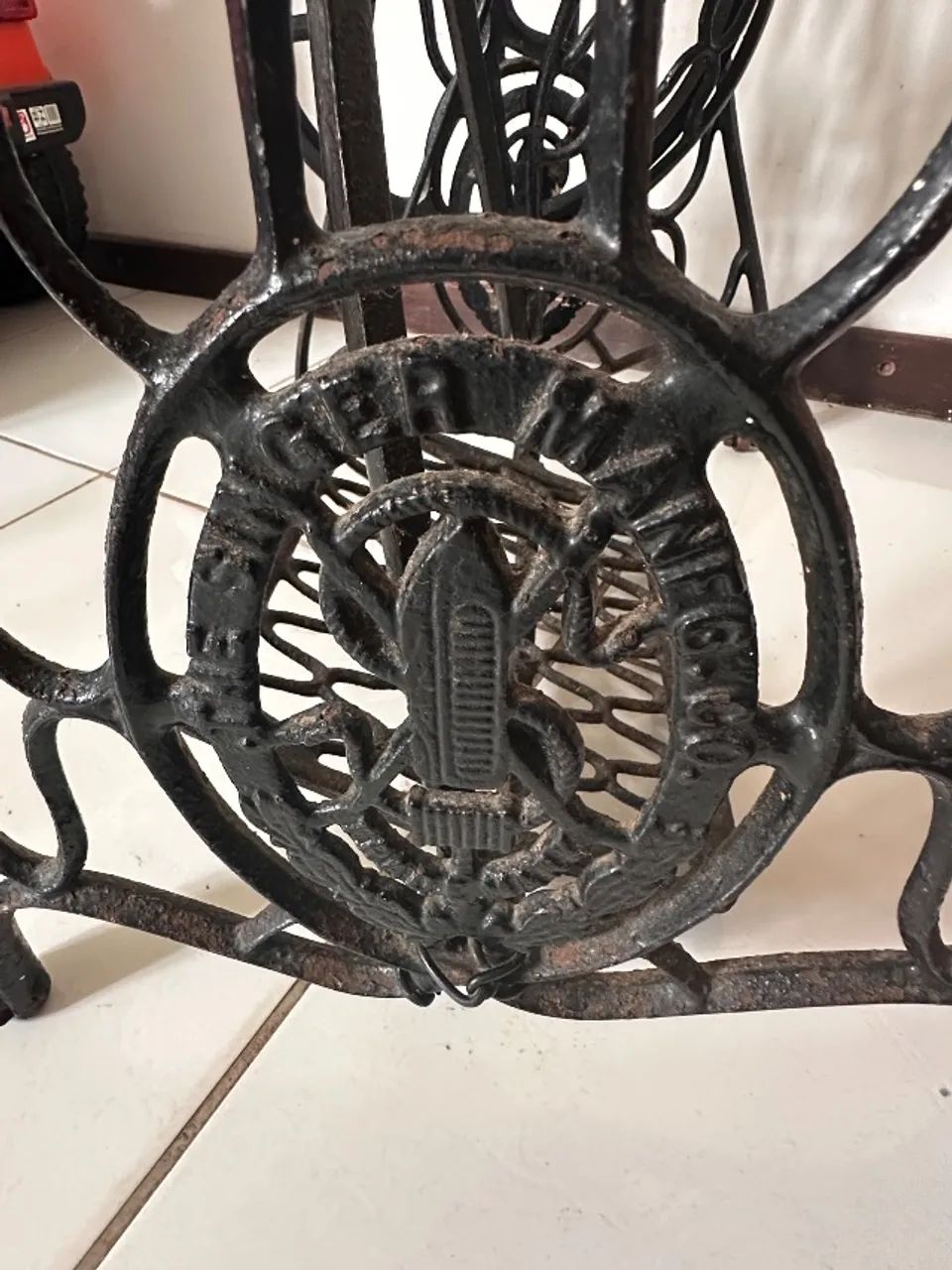 Pé de Máquina de Costura Antiga - Foto 5