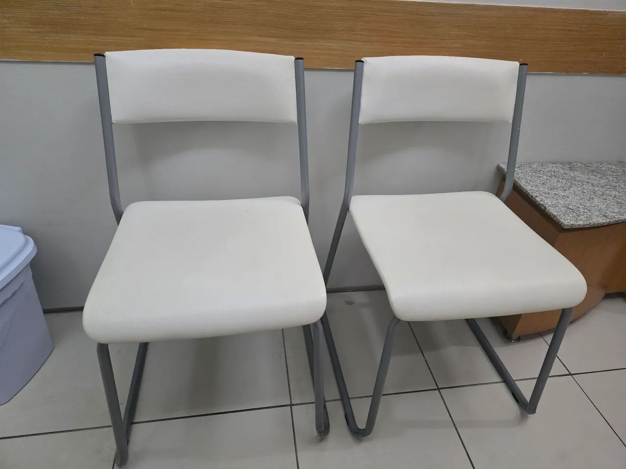 Cadeira em courino branco - Foto 5
