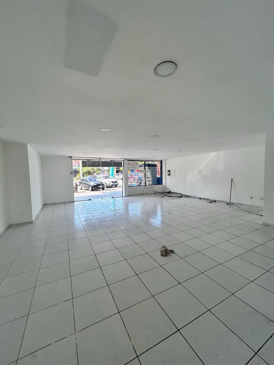 Ponto comercial na Av. Jerónimo de Albuquerque 
