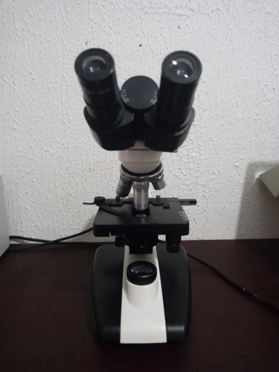 Microscópio binocular