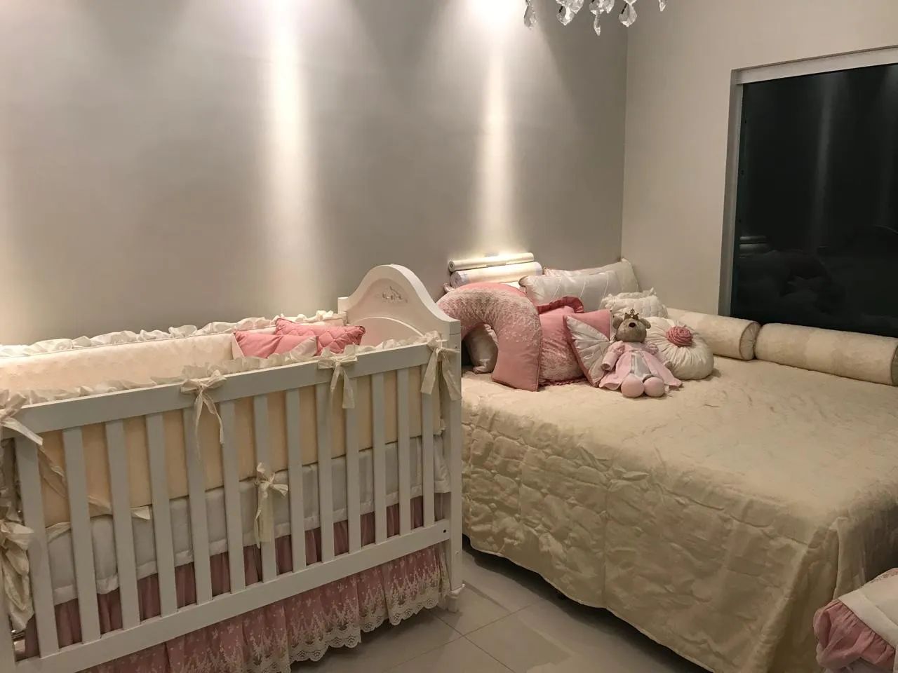 Exquisite girls' crib set – lightly used