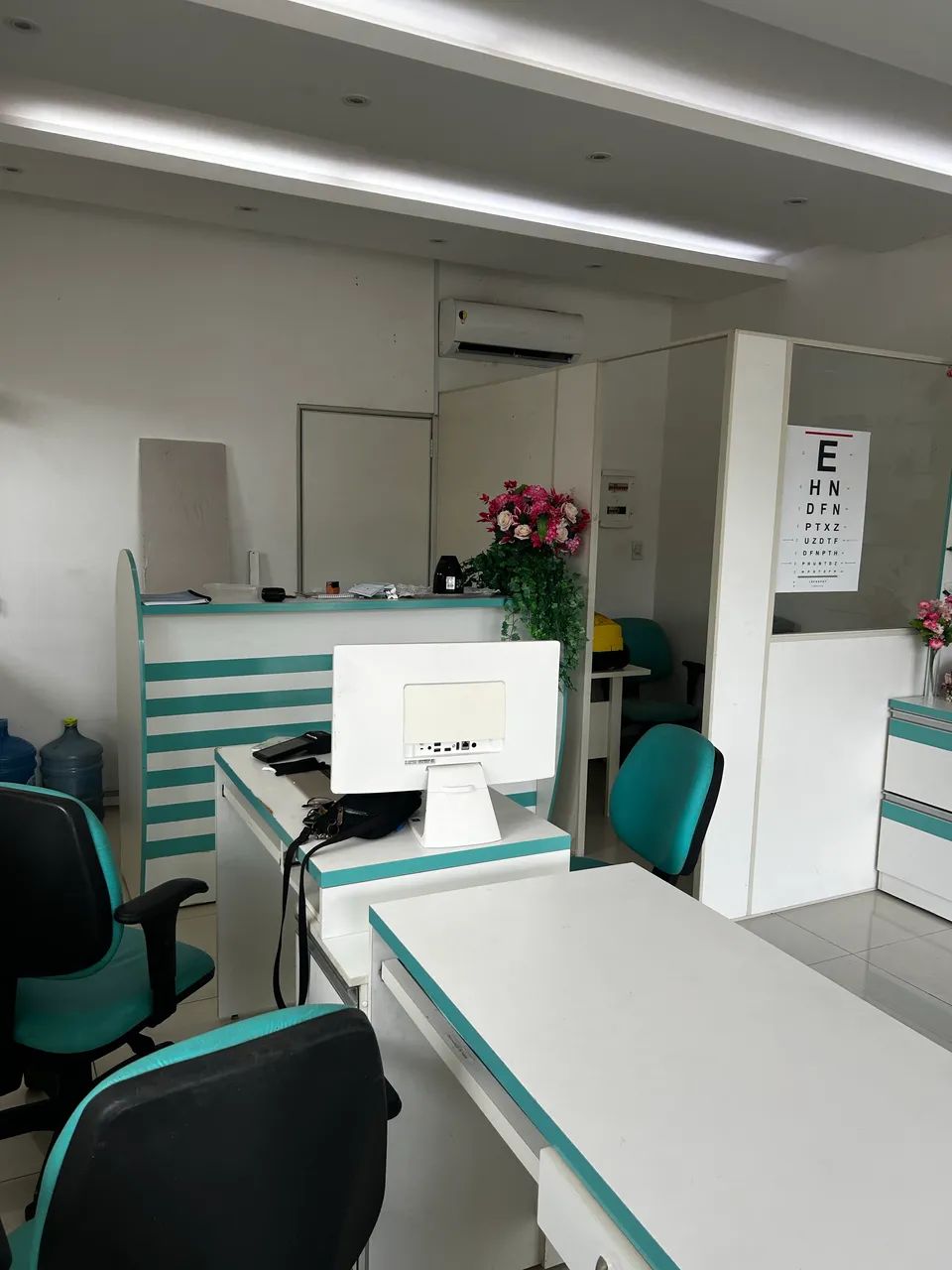 Loja imobiliada para alugar pronta para uso com 2 banheiros
