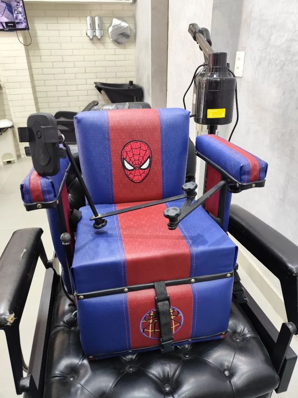 Vendo mini poltrona do homem aranha pra barbearia 