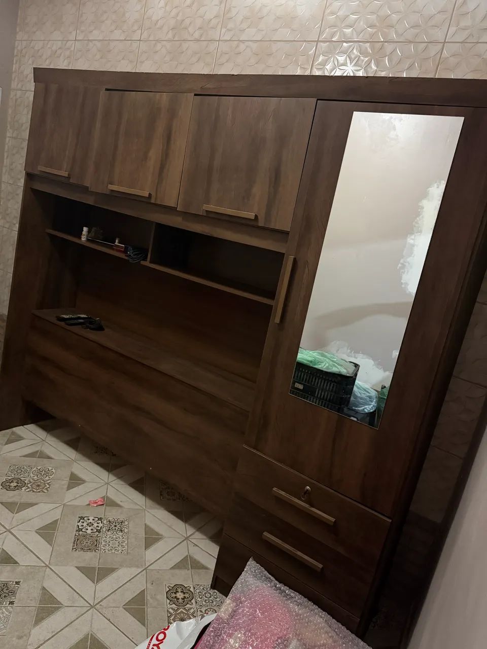 Guarda roupa espaço para cama Queen com baú e espelho