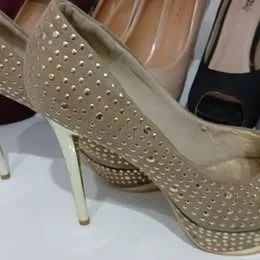 Sapato Peep Toe Arezzo Nude Cravejado Tachas Douradas Salto Metalizado Tam 38 - Foto 2