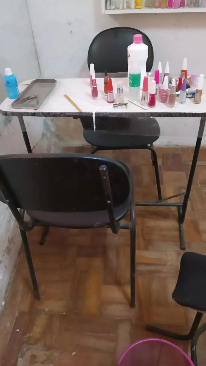 Mesa e úteis para salão manicure