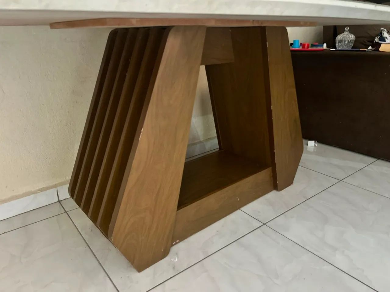 Mesa de jantar sem cadeiras 