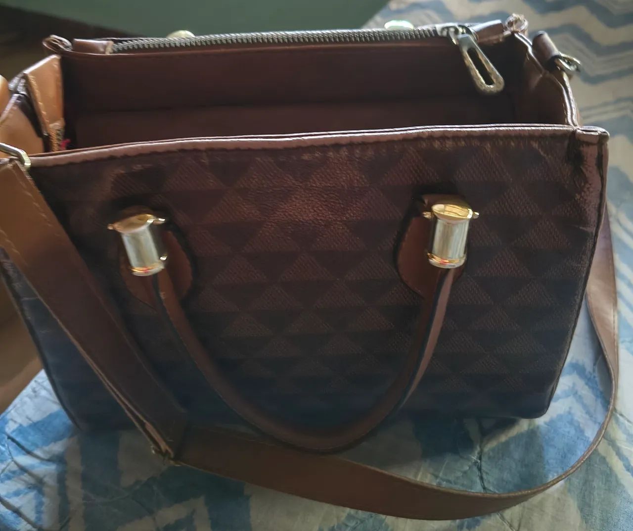 Vendo bolsa média com fichicler e alça 