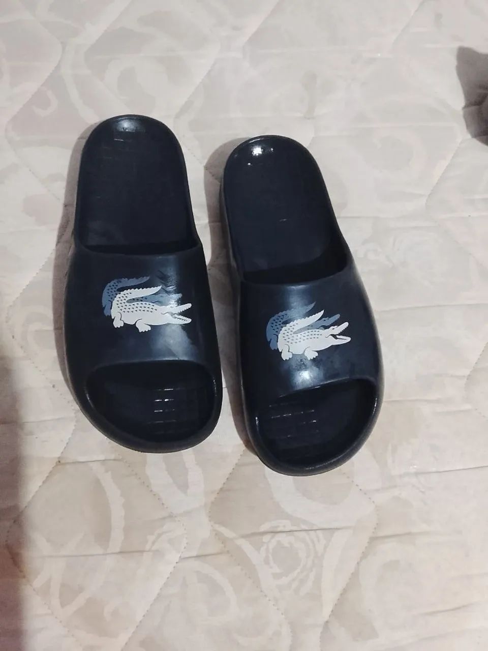 Chinelo slide preta Lacoste  - Foto 2