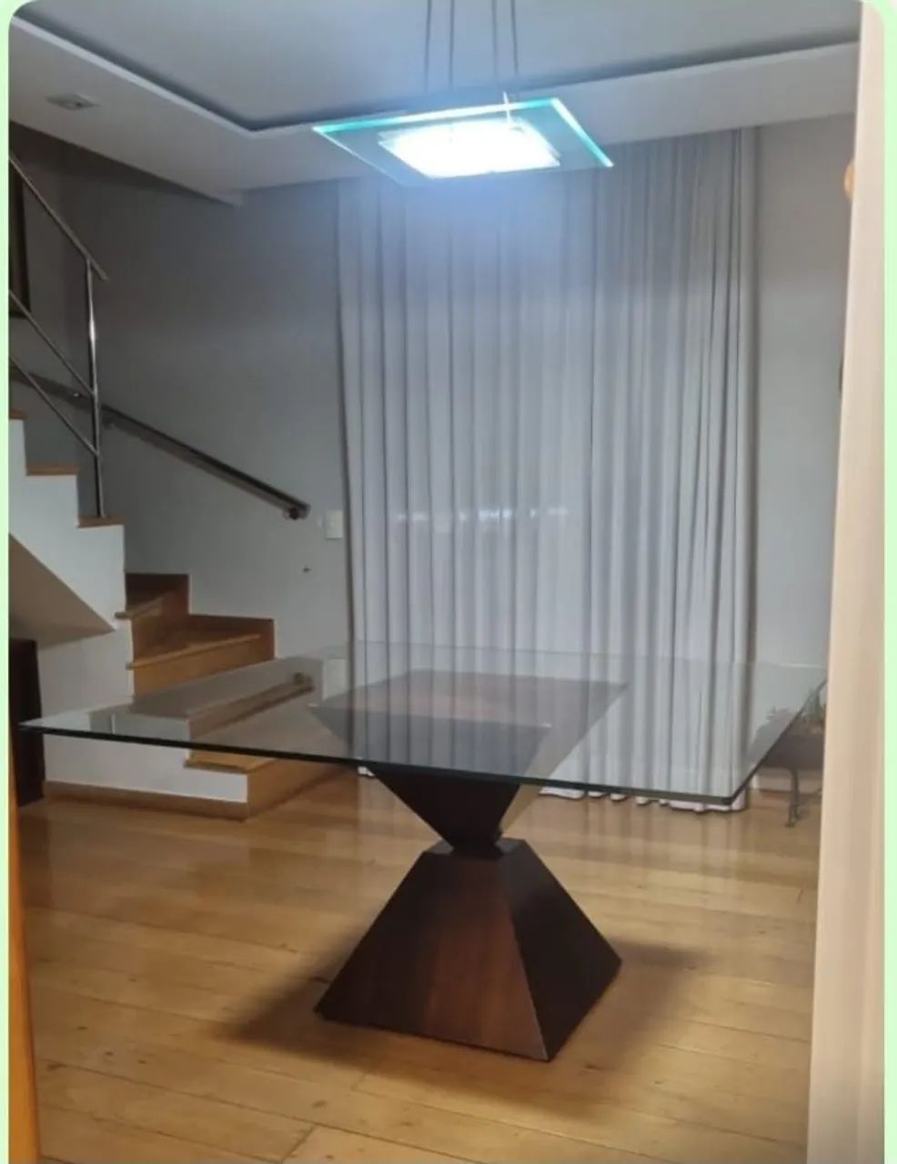 Mesa de vidro.