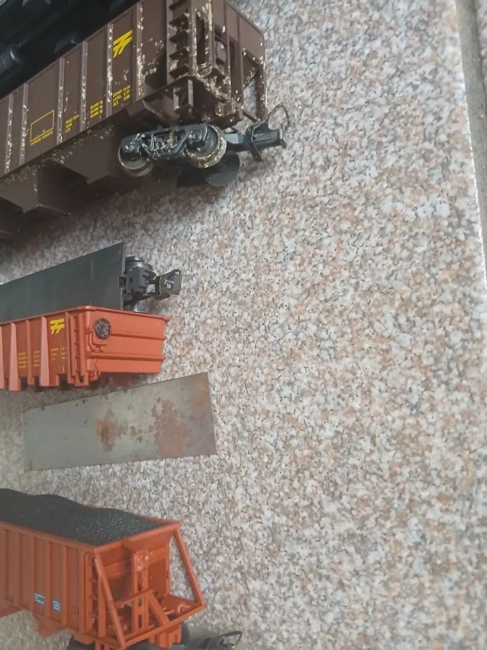 VENDO 3 VAGÕES DE CARGA E 1 CARRO DE PASSAGEIROS COMO SUCATA - Foto 3