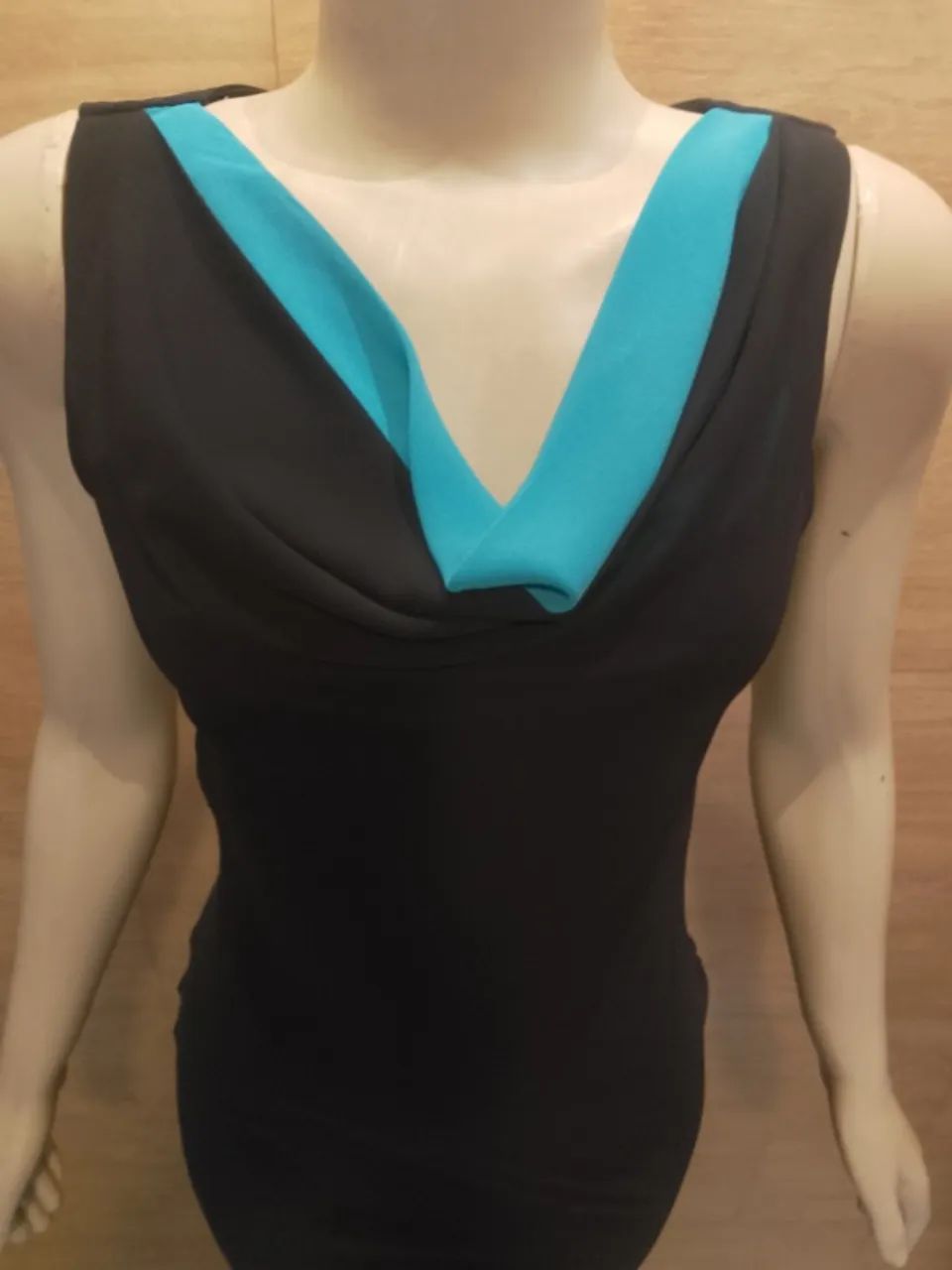Vestido midi preto com detalhe turquesa charmosíssimo - Foto 4