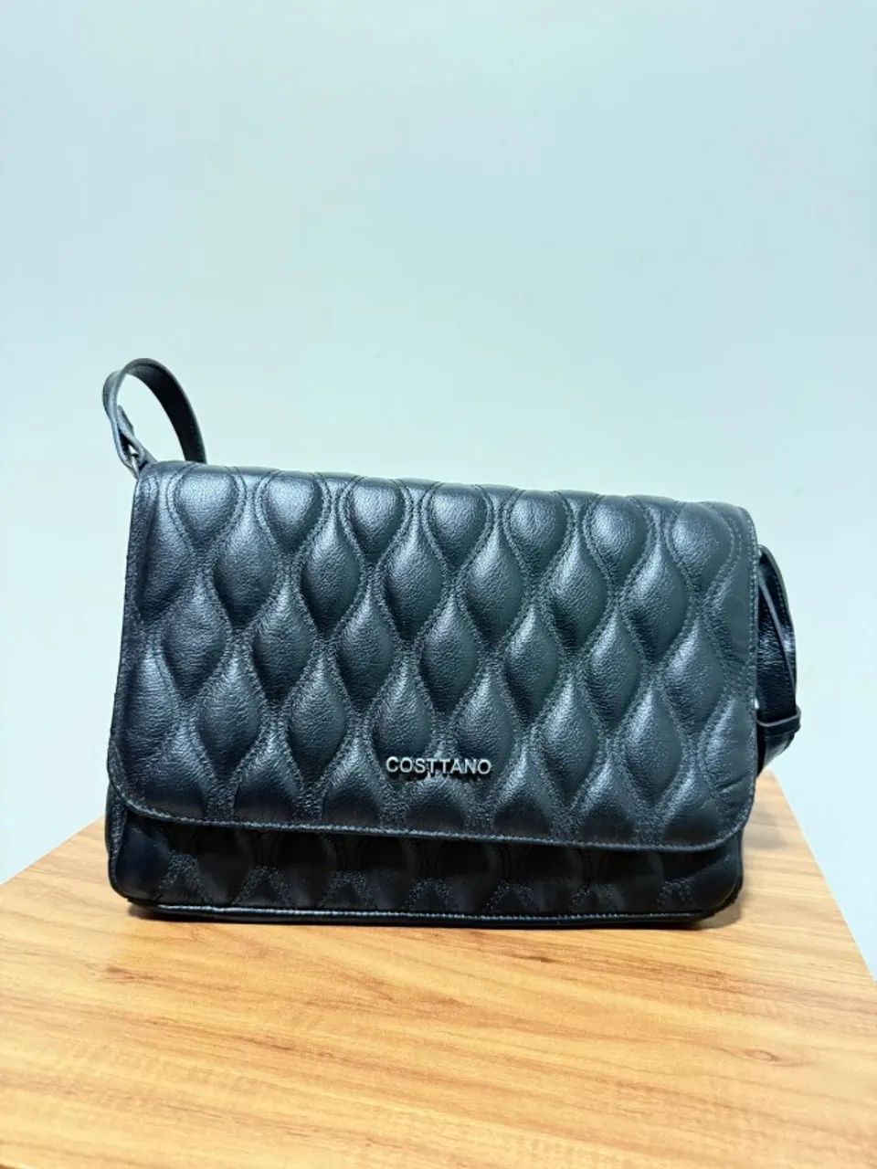 Bolsa em couro legítimo na cor preta