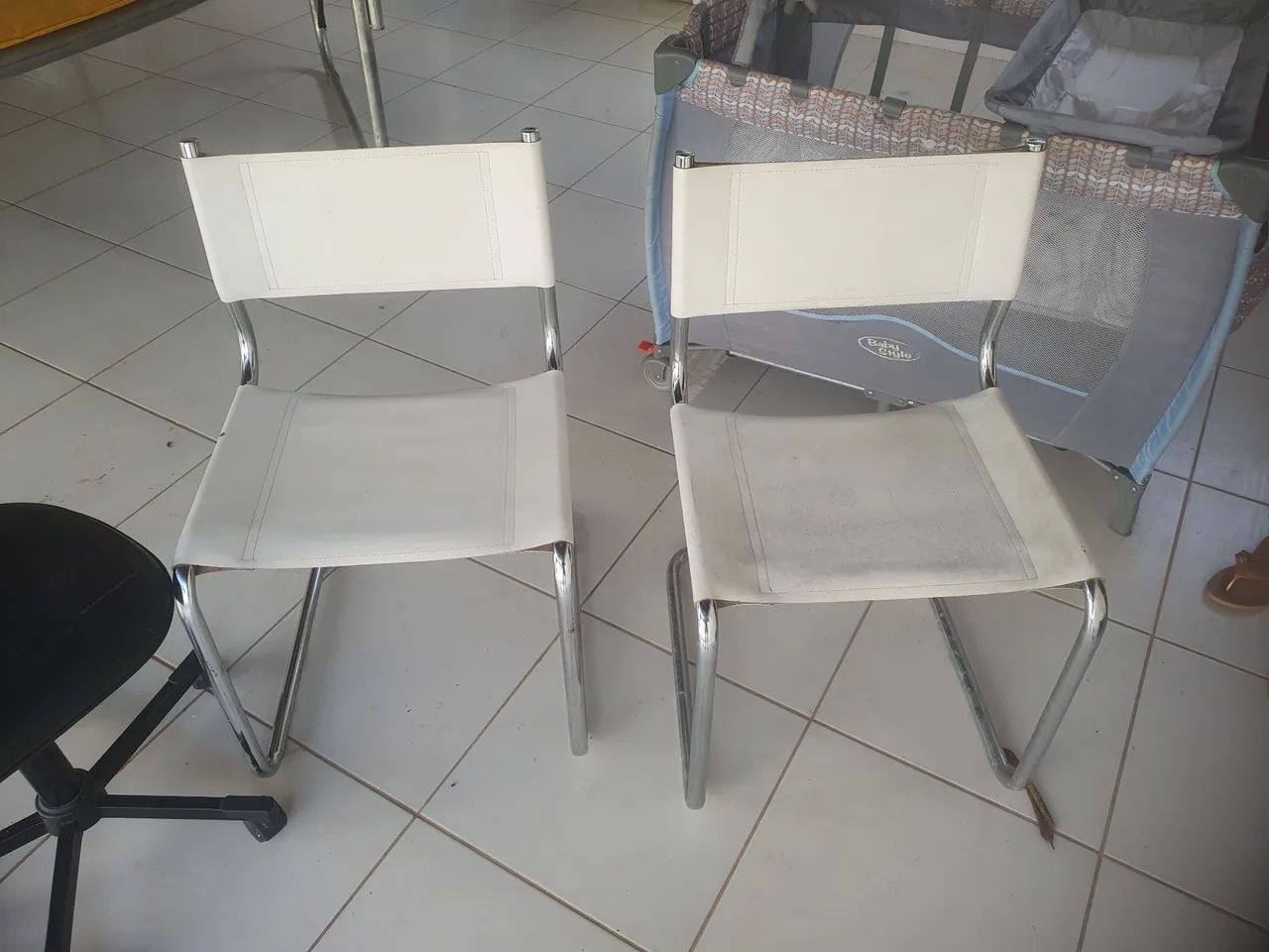 Vende-se  cadeiras couro 80,00 / cadeiras rodas 40,00 / 